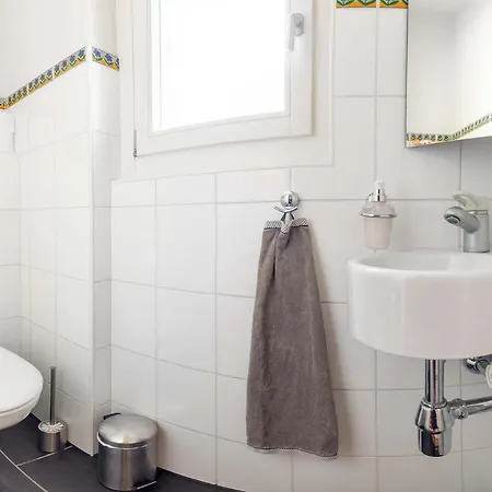 Rooms In Splendid Apartment With Parking-Stunning Lake View וילה *